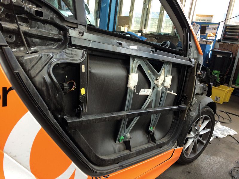 Wieder in Köln angekommen wurden die umgebauten Teile, wie der Fensterheber, ausgebaut und die Lager auf Verschleiß überprüft. (Bild: Igus)