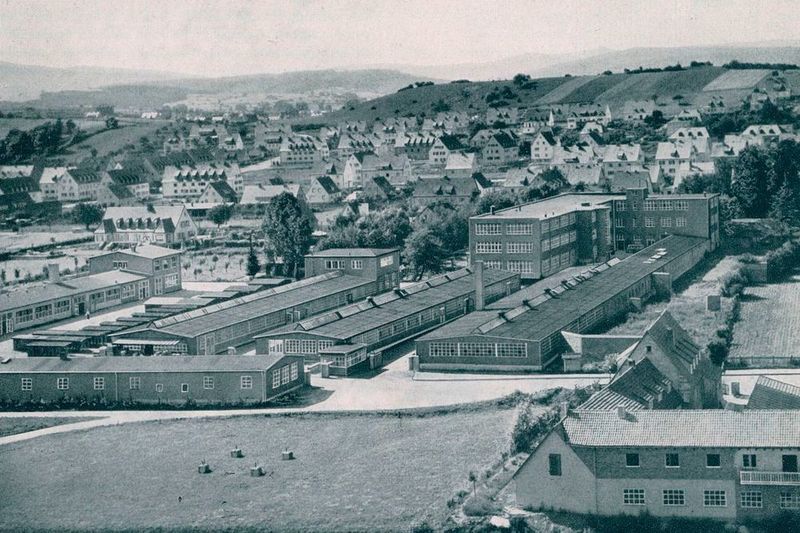 Im April 1955 läuft der Wiederaufbau in Deutschland, und das Wirtschaftswunder erfüllt den Menschen im Westen ihre Konsumträume. Im Bild das Firmengelände der Firma Preh. (Preh)