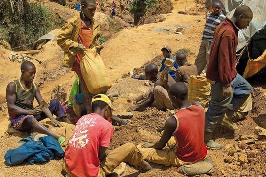 Eine Zinnmine in Nyabibwe in der nördlichen Kivu-Provinz der DR Kongo: Das Zinnerz wird im Tagebau abgebaut, die meisten Arbeiter verfügen nur über einfache Werkzeuge.  (Bild: Sasha Lezhnev/Enough Project)