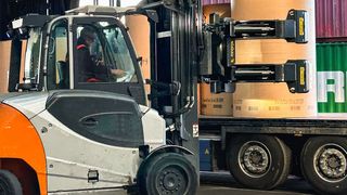 Dank präziser Anpassung an unterschiedliche Größen und Positionen der aufzunehmenden Rollen ist der branchenübergreifende Einsatz der Rollenklammer möglich. (Bild: Stabau)