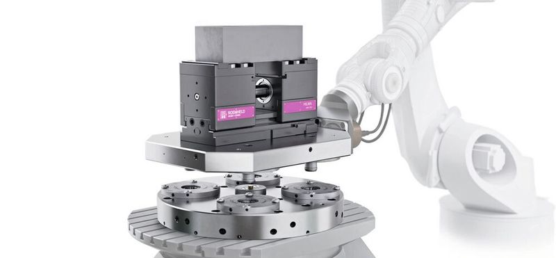 Hydraulische Spannsysteme werden in der Produktionsautomatisierung von Werkstücken am häufigsten eingesetzt. Die Kombination der Hilma-Schraubstöcke mit den Nullpunkt-Spannsystemen von Stark erhöht nochmals die Flexibilität.(Bild:  Stark Spannsysteme)