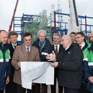  Besuch an der Baustelle im Chempark Dormagen: Anlässlich des Genehmigungsbescheids zum Bau und Betrieb der neuen TDI-Hightech-Anlage statteten die Vorstandsmitglieder von Bayer Material Science, Joachim Wolff (vorn links) und Tony Van Osselaer (vorn rechts) dem TDI-Team einen Besuch ab und studierten interessiert den aktuellen Bauplan. Mit dabei (von links): Klaus Jaeger (NRW-Chef), Dieter Kuhne (Leiter TDI-Produktion Dormagen), Helmut Schmidt (Bayer Technology Services), Steffen Kühling (Leiter Bereich Produktion und Technologie im Geschäftsbereich Polyurethane), Carsten Hellmann (Programm-Manager), Christian Wissel (Bayer Technology Services) und Rainer Bruns (Betriebsleiter neue TDI-Anlage).