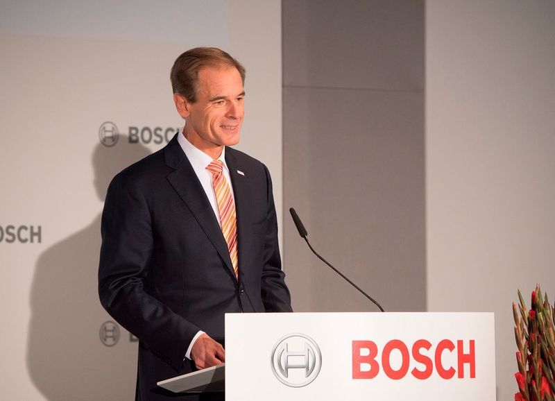 Eine völlig neue Arbeitswelt für kreative Köpfe: Mit dem Forschungscampus in Renningen will Bosch die Disziplinen übergreifende Zusammenarbeit fördern und so seine Innovationskraft weiter stärken. Auf dem Bild ist Dr. Volkmar Denner. (Bild: Robert Bosch)