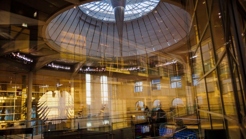 Blick von der Besucherebene in den Plenarsaal des Bundestages.(Bild:  © Deutscher Bundestag/Thomas Trutschel/photothek)
