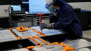 Die Traktionsbatterie ist das teuerste Teil am Elektroauto. Viele Fahrer fürchten daher teure Reparaturen und haben Bedenken hinsichtlich der Halbarkeit des Energiespeichers. (Bild: Schreiner – »kfz-betrieb«)