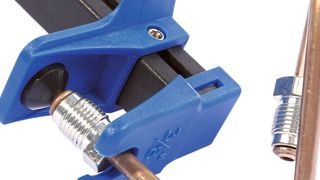 Mit einer Klemme kann der Monteur eine getrennte Bremsleitung schnell verschließen und so das Eindringen von Luft in aufwendig zu entlüftende Baugruppen weitgehend verhindern. (Bild: Kunzer)