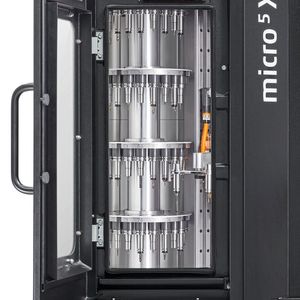 Im Footprint von nur 1,7 Quadratmeter integriert: das optimal zugängliche Magazin für insgesamt bis zu 100 Werkzeuge.(Bild:  Chiron Group)