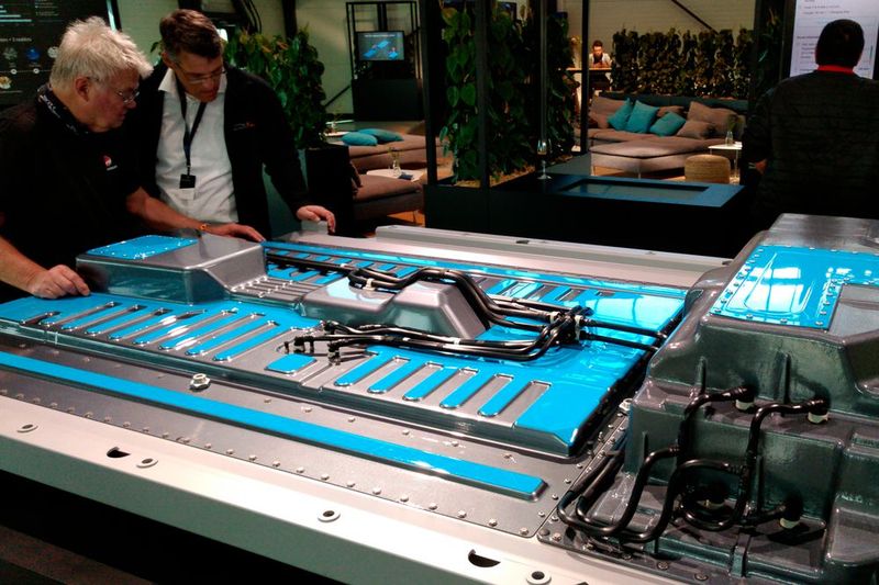 Das Akkusystem ist mit einer Flüssigkühlung ausgestattet, um den Akku in seiner optimalen Betriebstemperatur zu halten – oder ihn bei Bedarf dorthin zu bringen. (Bild: Thomas Günnel)