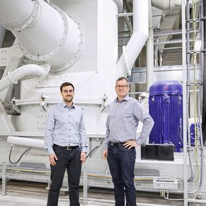 Alexander Langer, Deputy Head of Sales von Hosokawa Alpine (links) und Alister Grow, der das Kundenprojekt betreut hat, vor einer typischen Anlage zur Trockenfraktionierung von Proteinen mit ZPS und ATP.(Bild:  Hosokawa Alpine)