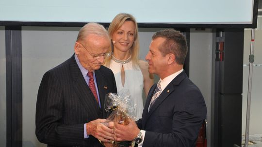 Bei den Skoda- und Seat-Händlern war Carl Hahn beliebt, da er die beiden Fabrikate in den Konzern integriert, ihnen aber dennoch ihr Eigenleben gelassen hatte. Das Archivfoto zeigt Carl Hahn mit Skoda-Händlerpräsident Thomas Peckruhn auf dem Skoda-Verbandstag 2016. Im Hintergrund Moderatorin Inge Steiner.(Bild:  Grimm – »kfz-betrieb«)