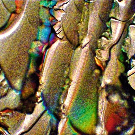 UV-gehärtetes Optical Bonding: Versprödetes Optical Bonding als Resultat ungeeigneter Materialien und/oder ungeeignetem Prozess – ergeben lokale sichtbare und störende Artefakte. UV-gehärtetes Optical Bonding: Versprödetes Optical Bonding als Resultat ungeeigneter Materialien und/oder ungeeignetem Prozess – ergeben lokale sichtbare und störende Artefakte.