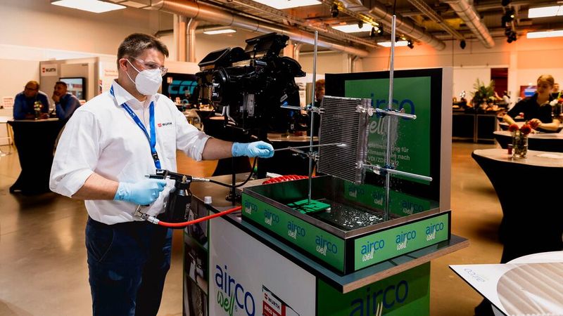 … das demonstrierten Techniker des Herstellers Tunap. Das System Airco Well reinigt den Klimaanlagenverdampfer direkt und erfüllt als bislang einziges System die Richtlinie VDI/ZDK 6032. (Bild: Stefan Bausewein)