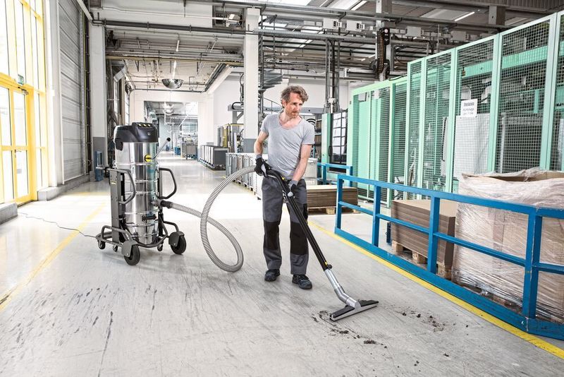 Die Industriesauger der IVM-Reihe verbinden hohe Saugleistung, ergonomisches Arbeiten und Langlebigkeit für verschiedene Anwendungs­bereiche. (Kärcher)