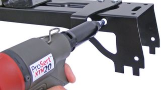 Mit einem Gewicht von nur 1,59 kg, einschließlich der Ausrüstung (M6), ist das Prosert XTN20 von POP Avdel erheblich leichter als andere am Markt erhältliche Blindnietsetz-Systeme. Es bietet das höchste Kraft-Gewicht-Verhältnis seiner Klasse und ermöglicht dem Anwender schnelle Prozesse bei geringerem Kraftaufwand, was letztlich auch der Gesundheit des Anwenders zugute kommt. (Bild: Prosert)