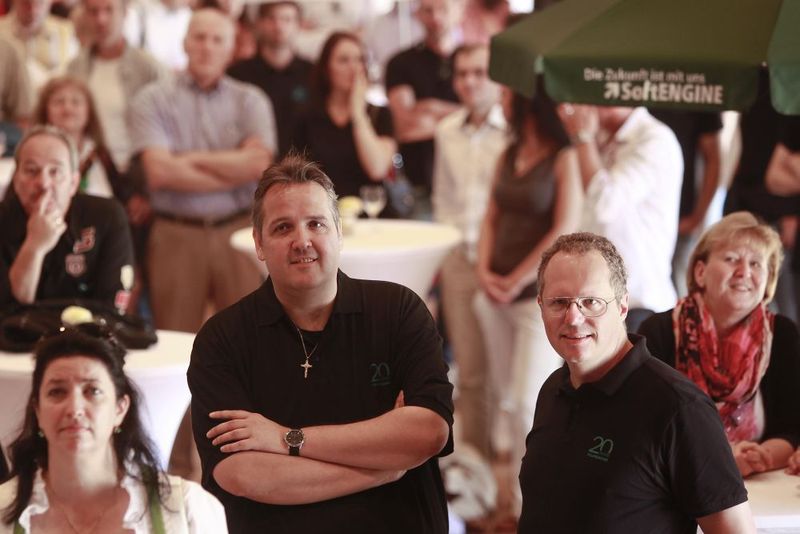 Die SoftEngine-Chefs Dirk Winter und Matthias Neumer mit ihren Jubiläums-T-Shirts. (Bild: SoftEngine)