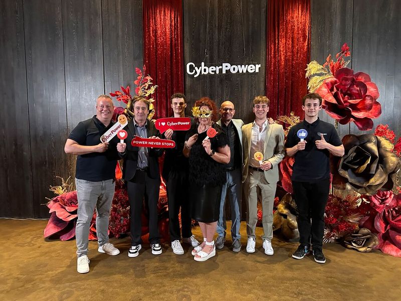 The German Table (v. l.) Ralf Schweitzer (GSD), Wolfgang Bauer (Allnet), Florian Klausen (Student), Besa (IT-BUSINESS); Christian und Philipp Pirch (Cyberpower) und Alex (Allnet)  (Bild: Vogel IT-Medien)