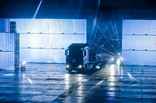Mit der LED-Beleuchtung am Stern setzt der Actros auch in der Dunkelheit Akzente. (Archiv: Vogel Business Media)
