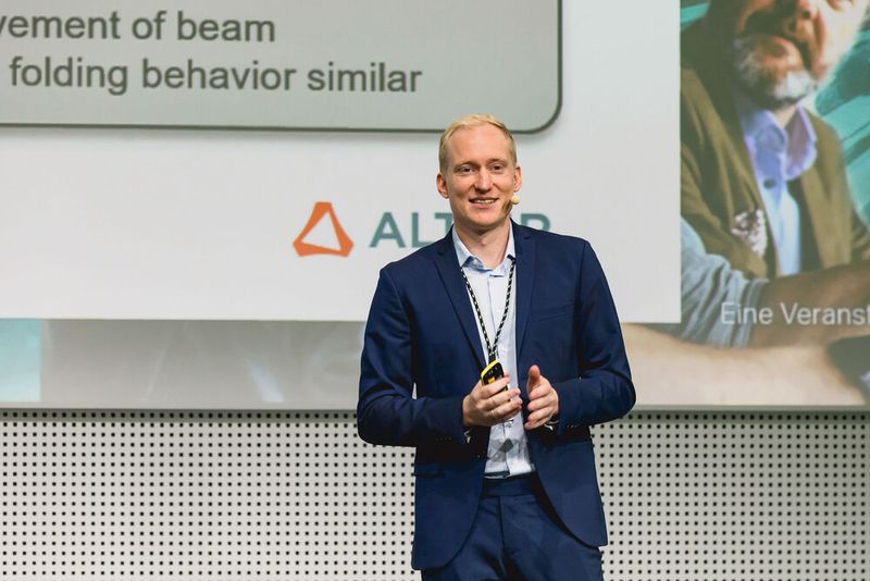 Im Fokus des Vortrags von Marc Arnold, Application Engineer bei Altair Engineering Inc., stand die Geometric-Deep-Learning-Methode. Damit können Konstrukteure in sekundenschnelle von einer CAD-Variante zum Simulationsergebnis kommen und so Zeit und Kosten im Entwicklungsprozess sparen. (Bild: Stefan Bausewein/VCG)