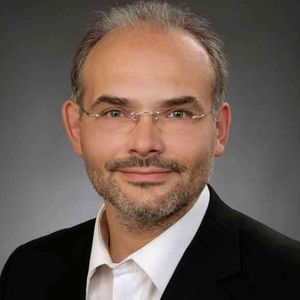 Enrico Entschew streicht die Vorzüg eienr Signaturkarte für die Workflowoptimierung heraus