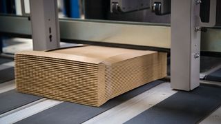 Mosca schickt mit der UCB mit Banderoliertechnik jetzt eine Maschine an den Start, die empfindliche Produkte besonders sanft für den Transport bündeln kann. (Mosca)