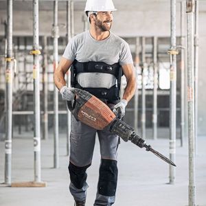 Mit dem Stützkorsett Japet.W lassen sich Arbeiten ergonomisch korrekt ausführen, beispielsweise auf dem Bau.