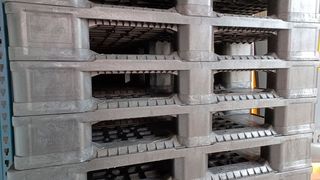 In die neue recycelte Polypropylenmischung dieser neuen Cabka-Paletten fließt das hochschlagzähe Polypropylen Repsol Impacto ein. (Bild: Cabka)