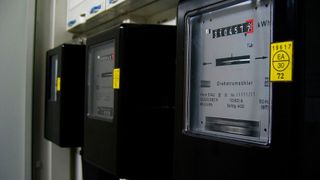 Autohäuser und Kfz-Werkstätten, die sehr energieintensiv arbeiten, können unter das Energieeffizienzgesetz fallen. Dann müssen sie in diesem Jahr Maßnahmen ergreifen, beispielsweise prüfen und anzeigen, welche Einsparmaßnahmen möglich sind.  (Bild: frei lizenziert)