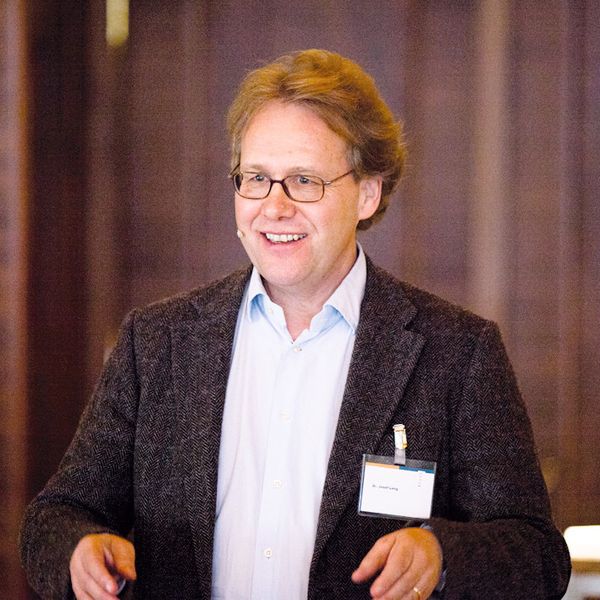 Josef Lang setzt auf die ökologische und klimapolitische Ausrichtung der Schweiz und gab sich überzeugt, dass diese den Werkplatz stärken werde. (Bild: Inova)