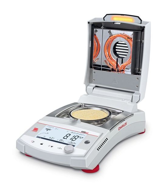 Ohaus MB62, geöffnet mit einer eingewogenen Probe zum Trocknen(Bild:  Ohaus)