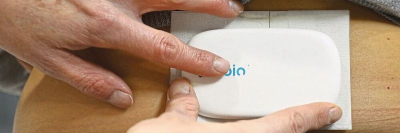 Über Wearables können u.a. Temperatur, EMG oder EKG, Druck, Leitfähigkeit, bestimmte Ionenkonzentrationen oder der pH-Wert gemessen werden. Über Wearables können u.a. Temperatur, EMG oder EKG, Druck, Leitfähigkeit, bestimmte Ionenkonzentrationen oder der pH-Wert gemessen werden.