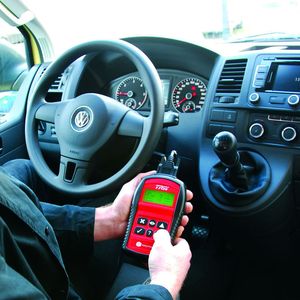 Einfach in die OBD-Dose stecken und schon zwei bis drei Sekunden später kann der Anwender zahlreiche Prüf- und Diagnosearbeiten an Pkw und Transportern mit dem Easycheck durchführen. 