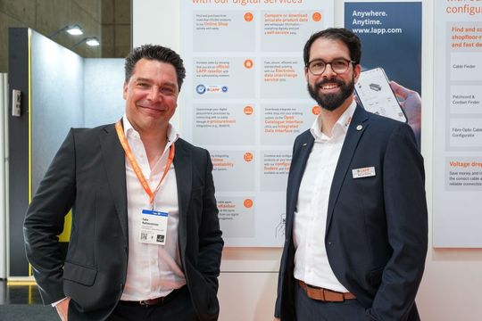 Felix Nottensteiner, CEO authorized.by GmbH und Manuel Richter, Head of Digital Business Development Component Sales EMEA bei Lapp, stellen das für autorisierten Distributoren eingeführte Online-Siegel von authorized.by vor.     (Bild:  Lapp)