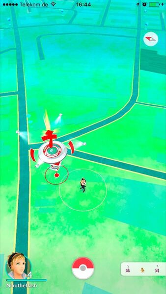 Basierend auf Google Maps können Spieler sich in Ihrer Umgebung bewegen und nach Pokemon suchen. Taucht ein solches auf kann es in einer AR-Sicht gefangen werden. In Arenen, wie hier auf dem Vogel Business Media Campus zu sehen, können Spieler gegeneinander antreten. (Redaktion)