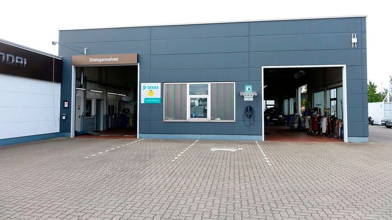 Die Direktannahmehalle ist gut frequentiert: 80 Prozent der Kunden entscheiden sich für die Direktannahme. (Bild: Dominsky/»kfz-betrieb«)