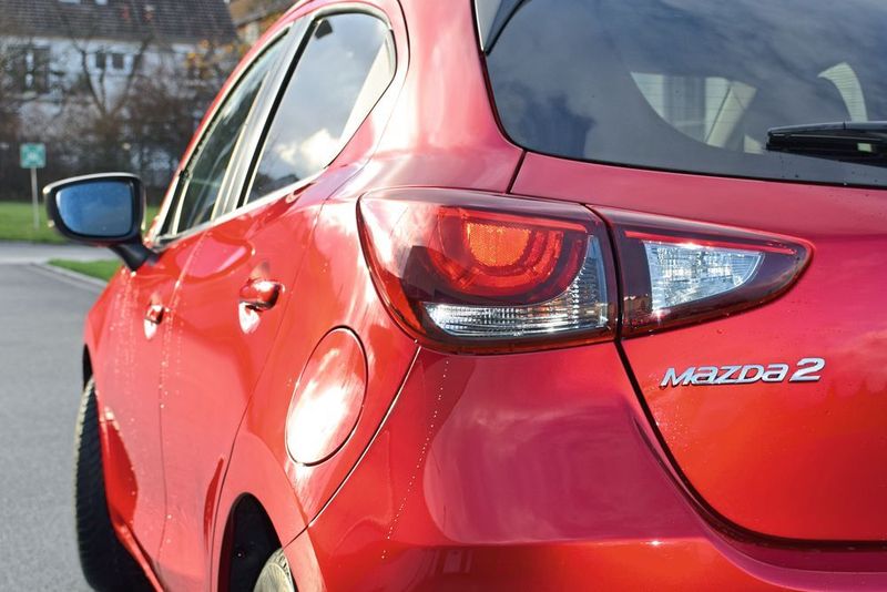Mazdas „Magmarot Metallic“ gibt's nicht für lau, ist aber jeden Cent des Aufpreises von 900 Euro wert. (Holz / »kfz-betrieb«)
