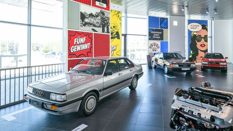 Die Fünfzylindermotoren von Audi haben die jüngere Geschichte der Marke mit den vier Ringen stark mitgeprägt, ihre Zündfolge sorgt für den typischen sportlich-kernigen Sound. Audi Tradition feiert das Jubiläum des Kultmotors mit der neuen Sonderausstellung „1-2-4-5-3: 50 Jahre Audi Fünfzylindermotor“. (Bild:  Audi AG)