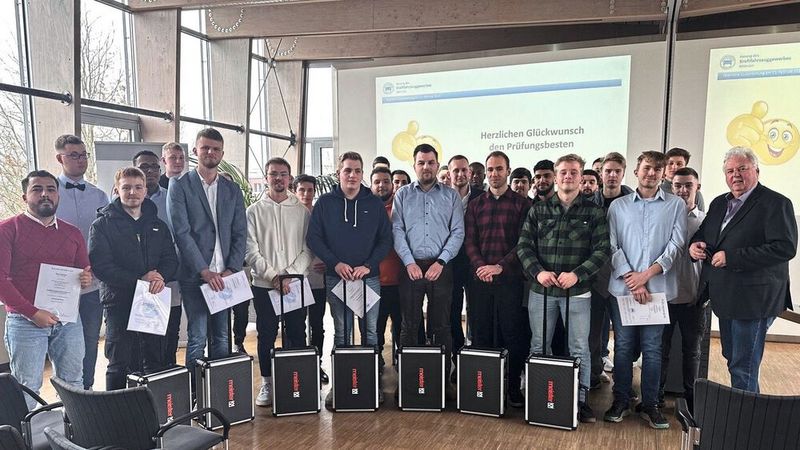 Mit gut 120 Gästen feierte die Innung Münster in der Kreishandwerkerschaft die Lossprechung ihrer Absolventinnen der vergangenen Gesellenprüfungen Winter 2022/23 und Sommer 2022. Obermeister Rainer Ahlers lobte die frischgebackenen Junggesellen. Während der Übergabe der Gesellenbriefe und Prüfungszeugnisse an die zukünftigen Kraftfahrzeugmechatroniker wurden zudem die Prüfungsbesten, aufgeteilt nach Fachrichtungen, für ihre besonders guten Leistungen geehrt.  (Bild: Kfz-Innung Münster)