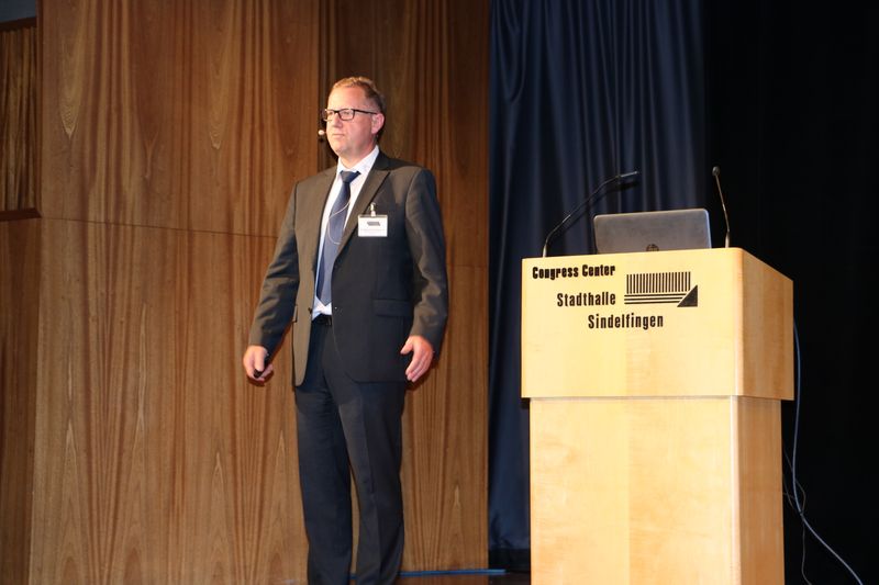 Den Wartungsaspekt beleuchtete auch der stellvertretende Vertriebsleiter von Andritz Kaiser, Wolfgang Wiedenmann.Er präsentierte die Wartung und einen guten Service als Schlüssel zu langfristiger Rentabilität für Umformanlagen. (Vogel Communications Group GmbH & Co. KG)