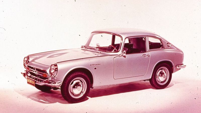 1966 war Verkaufsstart für den Honda S 800, den es ein Jahr später sogar in Deutschland gab. Sein kleiner, wassergekühlte 791-cm³-Hochleistungsmotor aus Aluminiumguss leistete maximal 67,2 PS (50 kW) bei 7.570 U/min. Insgesamt 11.523 Stück wurden gebaut. (Bild: Honda)