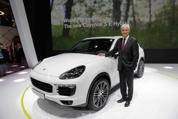 Autosalon Paris 2014: Weltpremiere Cayenne S E-Hybrid. Matthias Müller, Vorsitzender des Vorstandes der Porsche AG, präsentiert den neuen Cayenne S E-Hybrid. (Bild: Porsche)