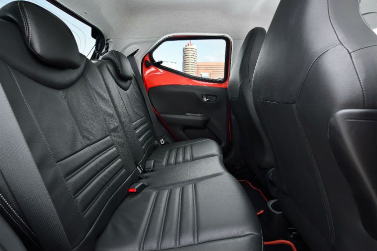 Auch die Fondpassagiere dürften auf längeren Strecken nur wenig Freude haben. (Foto: Toyota)