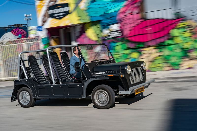 Nur die für einen Mini beinahe riesige Frontscheibe und eine dünne Plane schützen vor Wind und Wetter. (Bild: BMW)