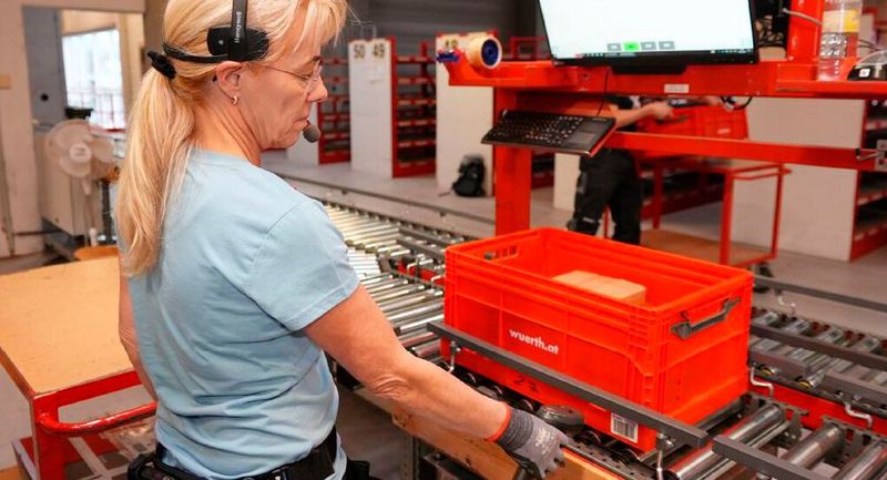 Würth Österreich steigert seine Kommissionierleistung mit Pick-by-Voice-Technologie.(Bild:  Würth Österreich)