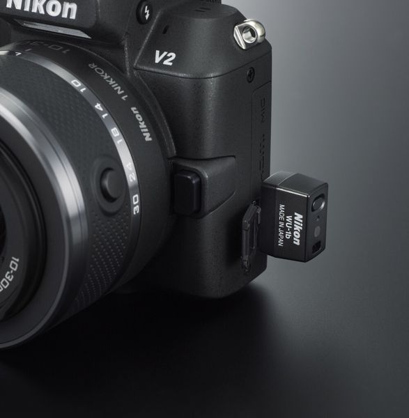 Mit dem Funktadapter lassen sich die Bilder auf ein Smartphone oder Tablet übertragen. (Nikon)
