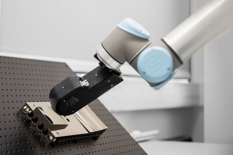 Der Streulichtsensor des Fraunhofer IOF ist ein kompaktes System zur Analyse von Oberflächen. Das Mess- und Auswerteprinzip ermöglicht eine berührungslose und schnelle sowie sensitive Oberflächencharakterisierung bei Messzeiten unter einer Sekunde. Neben der Rauheit sollen auch Informationen über Oberflächenhomogenität, Isotropie und Oberflächenimperfektionen sowie -kontamination gewonnen werden können. (Fraunhofer IOF)