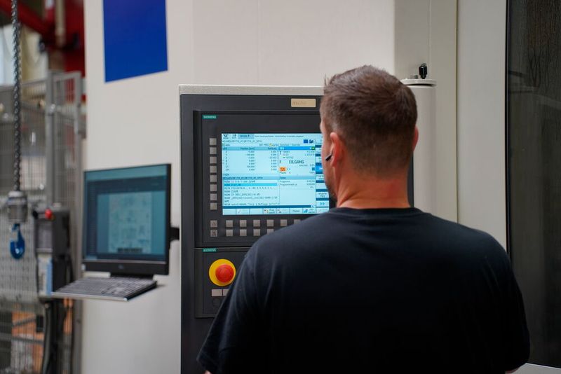 Ein Vorteil, den die Einführung des EVO-Systems bei Konstandin etwa gebracht hat, ist, dass die Mitarbeiter die Auftragsreihenfolge an der Maschine in den grafischen Plantafeln eigenverantwortlich ändern und anpassen können. (Bild: EVO)