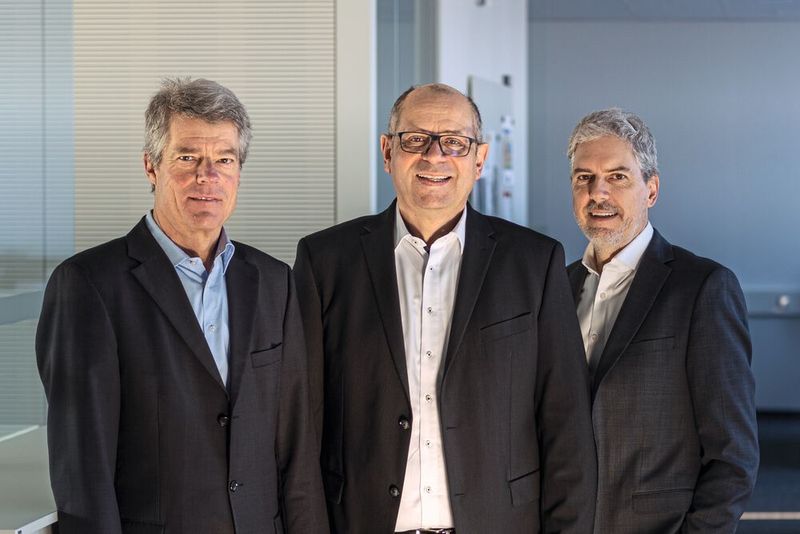 Führungswechsel: Zum 1.3.2023 hat Rainer Wegener (Mitte) die Geschäftsführung von Stöber Antriebstechnik übernommen. Der Elektroanlageninstallateur sowie Elektro- und Wirtschaftsingenieur startete 2001 als Vertriebsleiter Deutschland in dem Familienunternehmen. Zuletzt war er Bereichsleiter Management Center Sales und Mitglied der Geschäftsleitung. (Bild: Stöber Antriebstechnik)