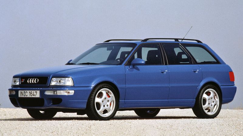 Im Audi Avant RS 2 (B4) tritt 1994 der bis dato stärkste Serien-Fünfzylinder, den Audi gebaut hat, in Aktion. Mit Turboaufladung, Einspritzung und serienmäßiger Abgasreinigung leistet er aus 2.226 cm³ Hubraum, 232 kW (315 PS) bei 6.500 Umdrehungen pro Minute und verfügt über ein Drehmoment von 410 Newtonmeter bei 3.000 Touren. (Bild: AUDI AG)