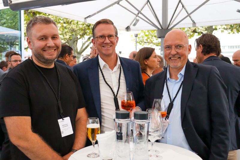 (V. l.) Nikolaus Konetzki (Schwaben Systems) und Dennis Korte (TIM) mit Michael Wunram (Sandata) (Bild: TIM)