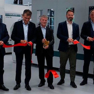 Feierliche Eröffnung (v. l. n. r.: Beat Aeschlimann (Head of Operation Services), Frank Mengis (Chief Operation Officer), Andreas Danner (Head of Tool Manufacturing), Jan Pircher (CEO, ffbk Architekten Basel) und Simon Michel (CEO, Ypsomed). (Bild: Ypsomed)
